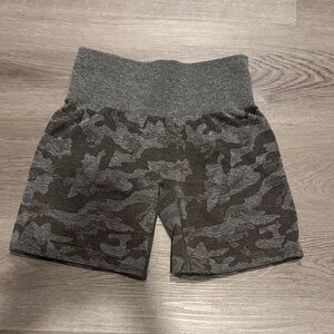 EUC S NVGTN camo shorts size small